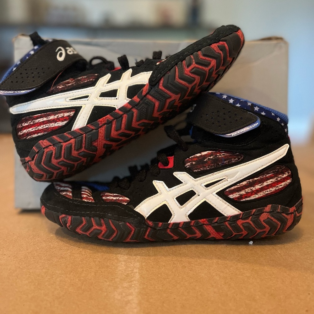 “Size 8” ASICS Aggressor Wrestling Shoes